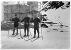 Utflykt på skidor: Norselius, Strindberg och Stake.