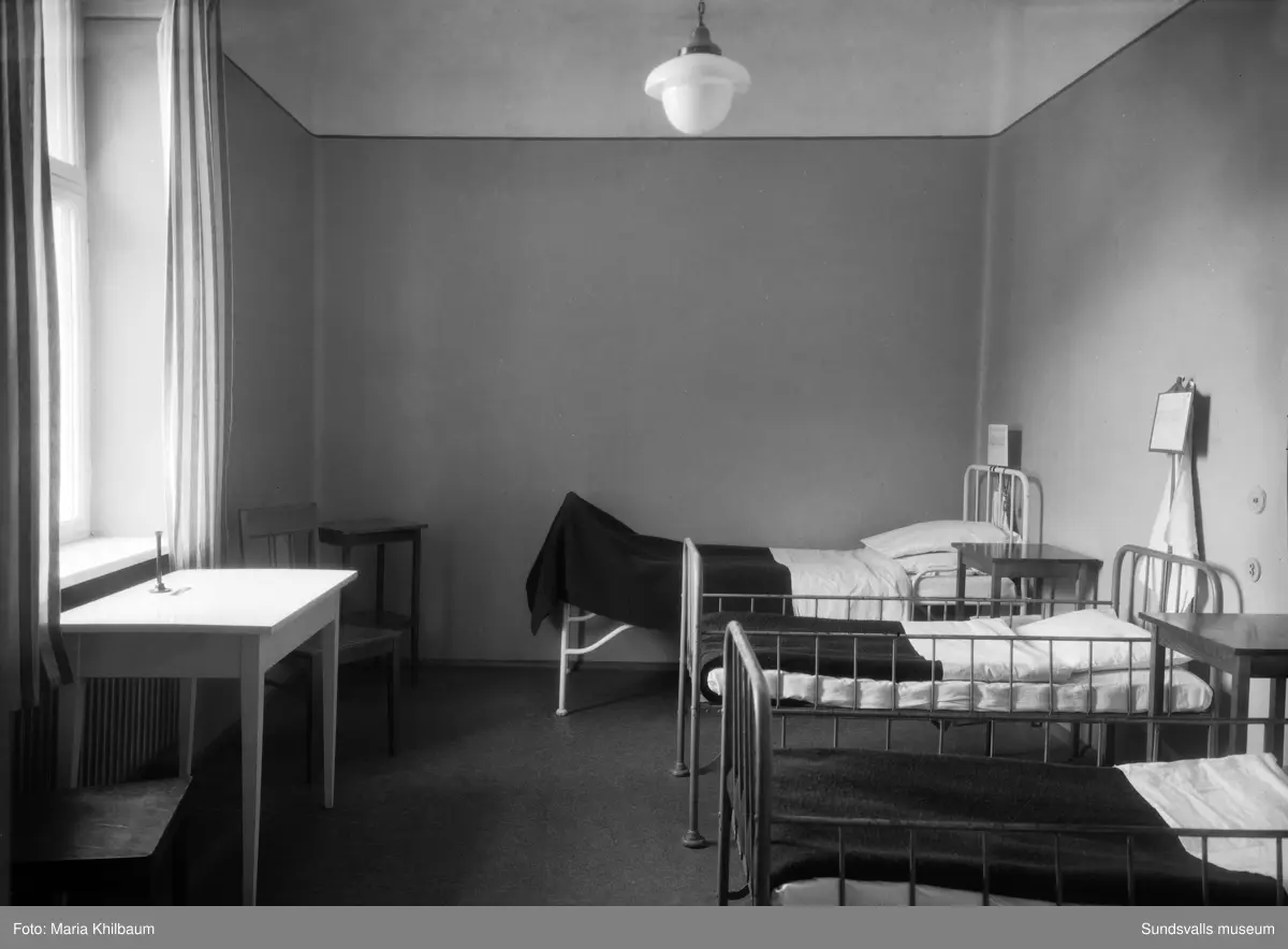 Interiörer (dagrum, sjuksalar och korridprer) från det nybyggda stenhuset vid Epidemisjukhuset efter Ludvigsbergsvägen (tidigare Epidemivägen) i Alliero.