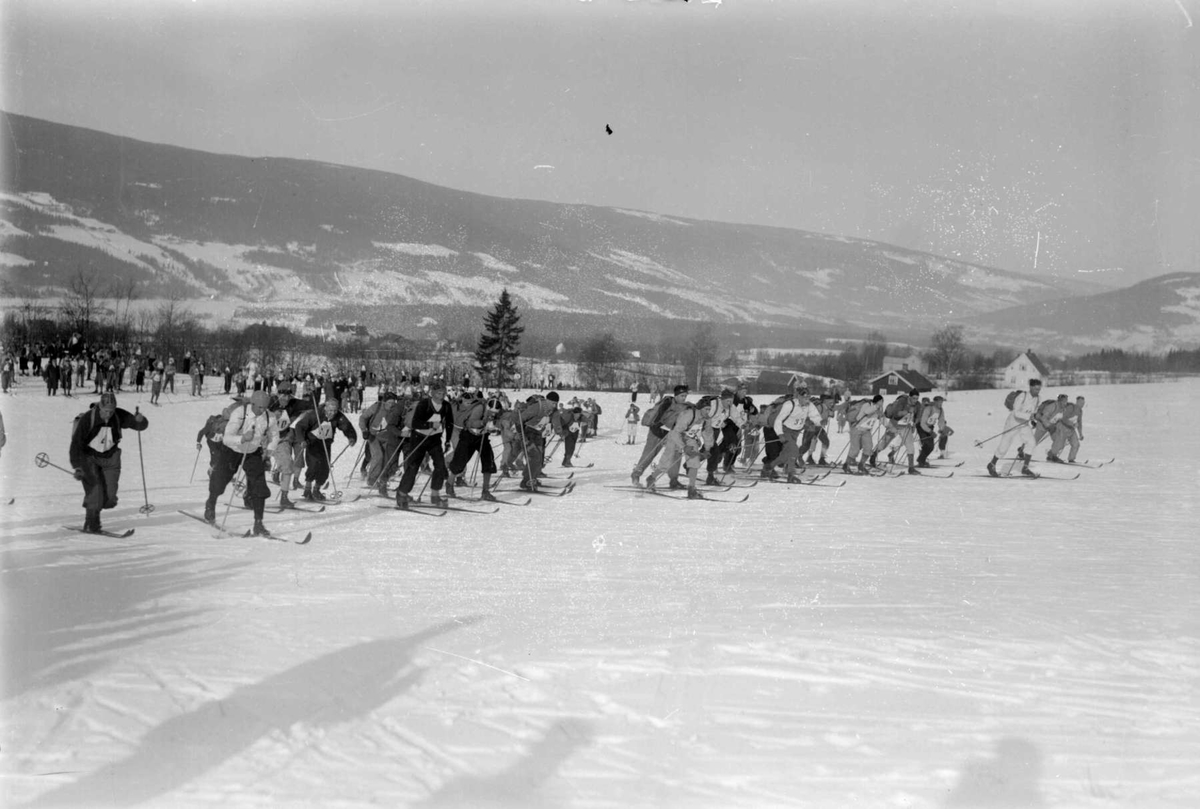 Birkebeinerrennet 1936. Start på Lysgårdsjordet.