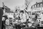 Lions, en ideell internationell välgörenhetsorganisation, har loppmarknad på Elverksplan i Huskvarna. ABF:s musikkår spelar med Bosse Andersson vid trummorna.