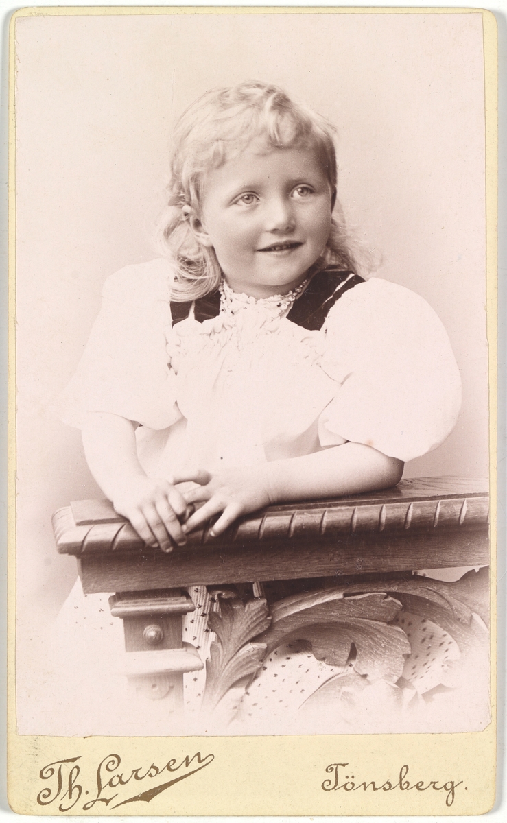 Portrett av barn, trolig Marthine (Tinken) Mathiesen.