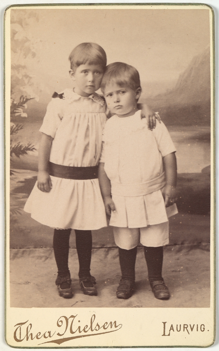 Portrett av Margit (4 år) og Lorentz (2 år) Segelcke.