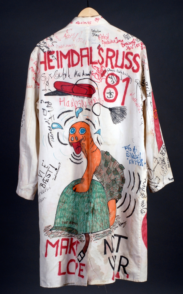Russefrakk fra 1981 fra Heimdal Videregående Skole. Frakken har slag, lommer og knapper. Bak på frakken er en skilpadde på en hjelm, med påskriften "Make love, not war". Foran på frakken kommer en rose opp fra en lomme, og en flaske opp fra en annen. Det er også et nakent par som omfavner hverandre kun ikledd russeluer, og en folkevogn. Ellers er det mange navnetrekk, men få uttrykk eller slagord. Det følger med en rød russelue med navnetrekk samt ølkork, to fyrstikker og knuter i tråden.