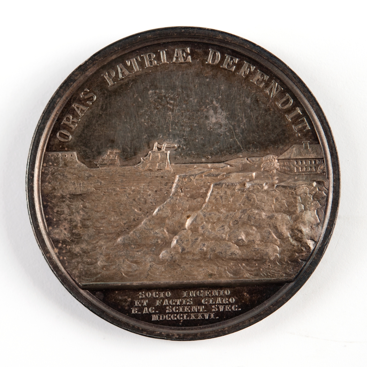 Åtsidan: Augustin Ehrensvärds porträttbyst
Frånsidan: Sveaborgs fästning med två skepp i horisonten