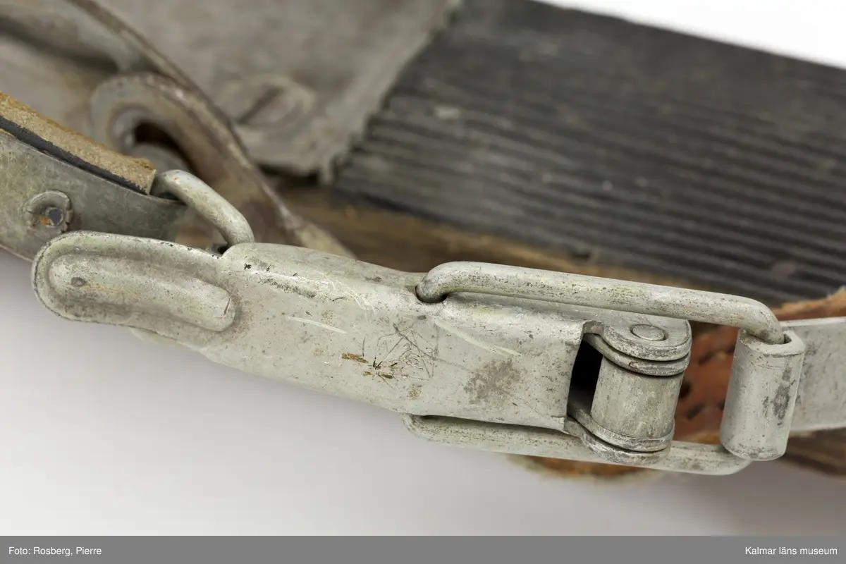 KLM 45692. Skidor, ett par. Av trä, lackade, med gummiklädd fotdel. Bindning av metall med läderremmar. Prägling i metallen: ABC MADE IN SWEDEN PATENT 78242 78489. Prägling i träet: 6 ¼ I 82.