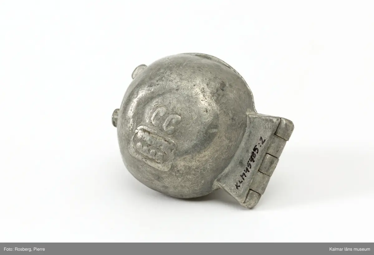 KLM45785:2. Form. Av tenn. Form för att gjuta dekorationer i glass. Ska troligen föreställa en annanas. I botten stämpel, CC och Breveté, S.G.D.G. för företaget Cadot et Cie, Frankrike.