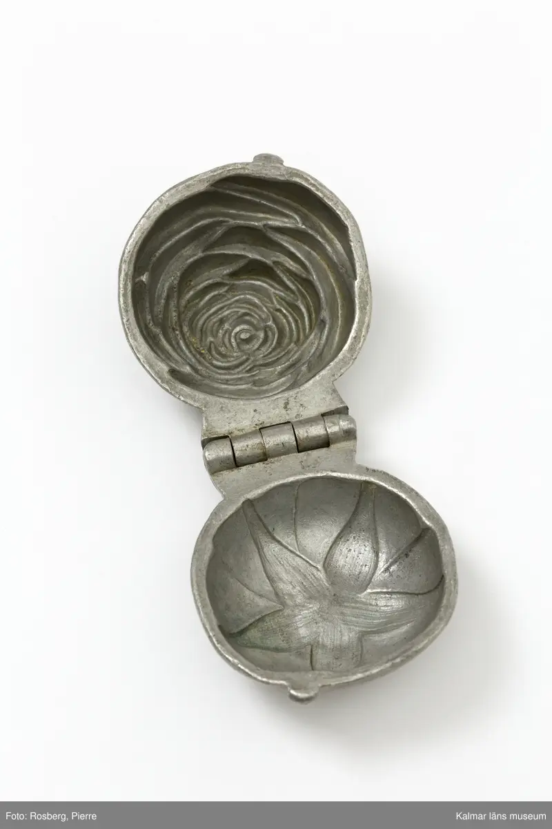 KLM45785:3. Form. Av tenn. Form för att gjuta dekorationer i glass. Formen av en ros. I botten stämpel, CC och Breveté, S.G.D.G. för företaget Cadot et Cie, Frankrike.