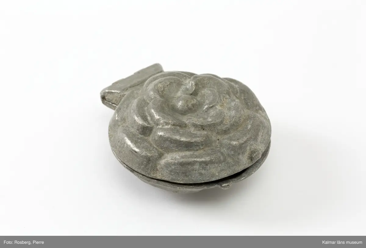 KLM45785:6 Form, av tenn. Form för att gjuta dekorationer i glass. Blomma, fylld. På baksidan stämplad med CC., för företaget Cadot et Cie, Frankrike.