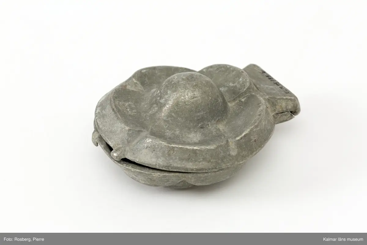 KLM45785:6 Form, av tenn. Form för att gjuta dekorationer i glass. Blomma, fylld. På baksidan stämplad med CC., för företaget Cadot et Cie, Frankrike.