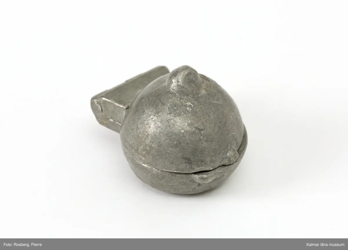 KLM45785:10. Form. Av tenn. Form för att gjuta dekorationer av glass. I form av en blomma. På ovansidan stämplad med CC., för företaget Cadot et Cie, Frankrike.