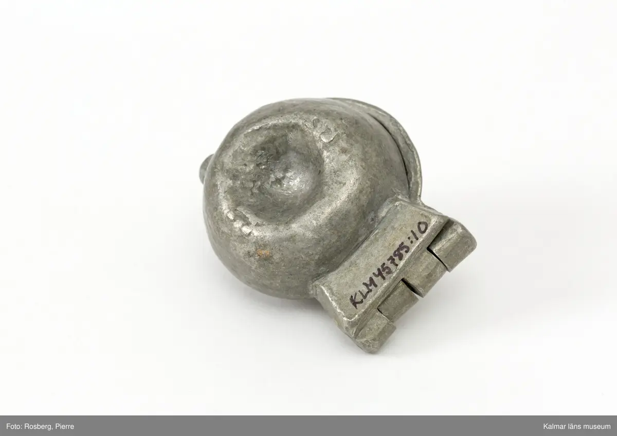 KLM45785:10. Form. Av tenn. Form för att gjuta dekorationer av glass. I form av en blomma. På ovansidan stämplad med CC., för företaget Cadot et Cie, Frankrike.