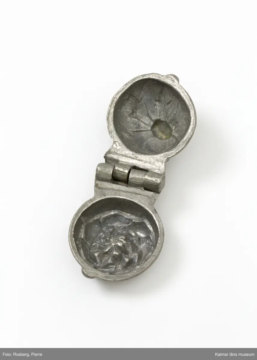 KLM45785:10. Form. Av tenn. Form för att gjuta dekorationer av glass. I form av en blomma. På ovansidan stämplad med CC., för företaget Cadot et Cie, Frankrike.