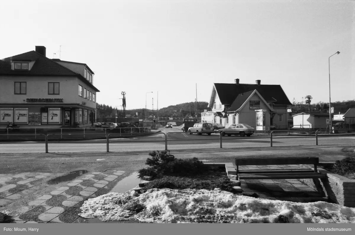 Till höger ses Kållereds gamla stationshus. Vy mot väster där Labackavägen går.