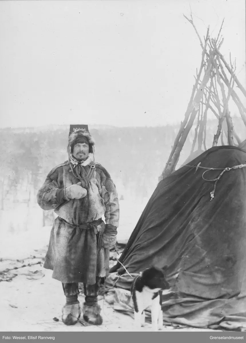 Reinvokter Moses fotografert utenfor lavvoen mellom Salmijärvi og Suenjel, Kola.