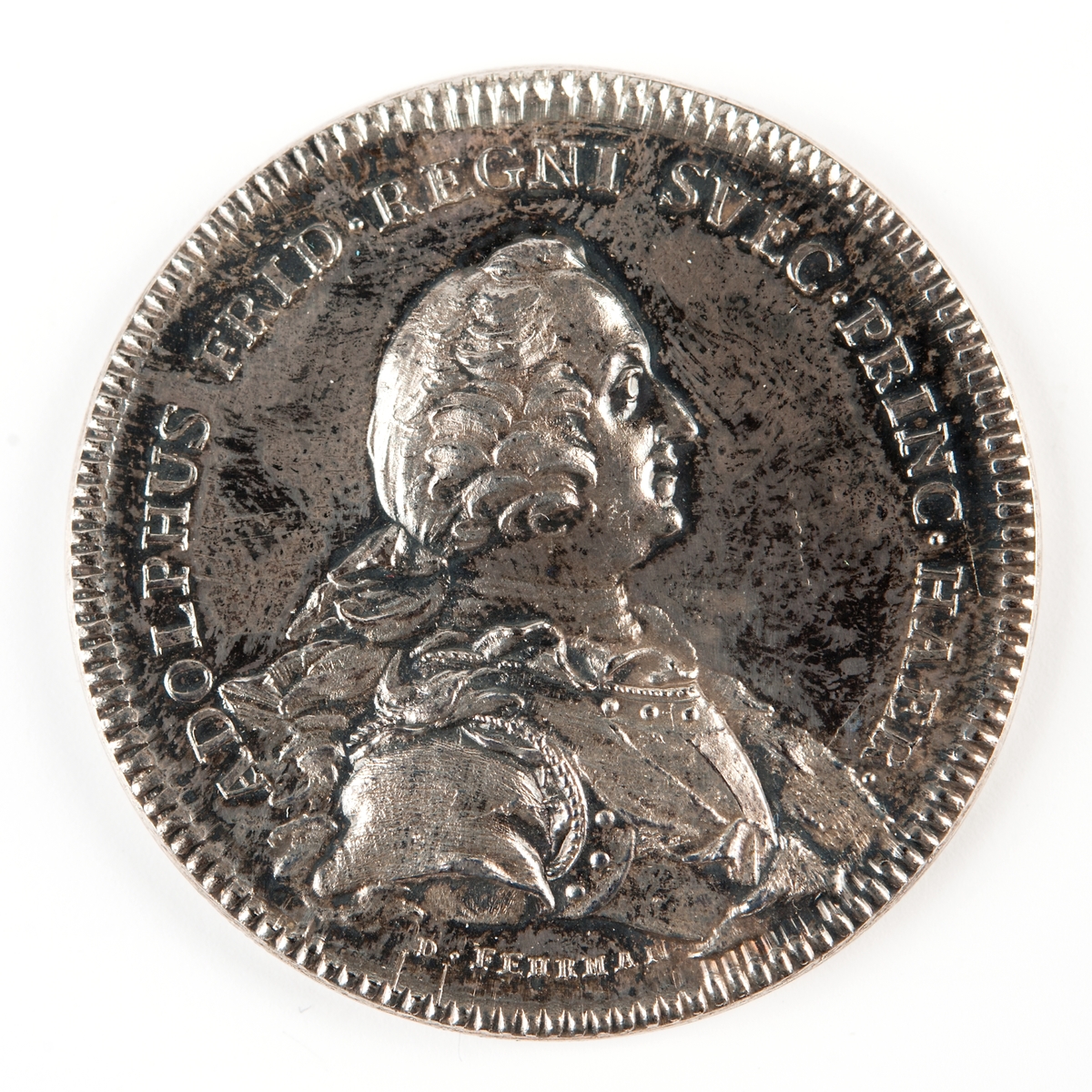 Åtsida: Bröstbild, höger sida, i harnesk, med veck av hermelinsmantel över vänster axel och ordensband.
Frånsida: Den strålande solen uppstigande över havet, fördriver ett tungt moln. Vid en strandklippa ligger ett fartyg med tre kronor i flaggan.