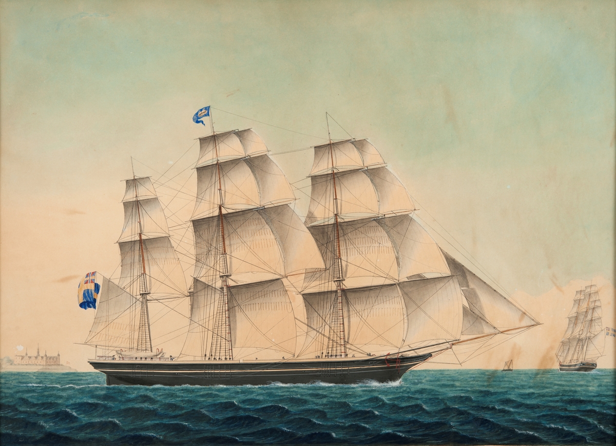 Fullriggare, för styrbords halsar visande lovarts sida förande alla segel samt läsegel. Skrovet svart med vit skarndäckslist. T.h på bilden samma fartyg akterifrån