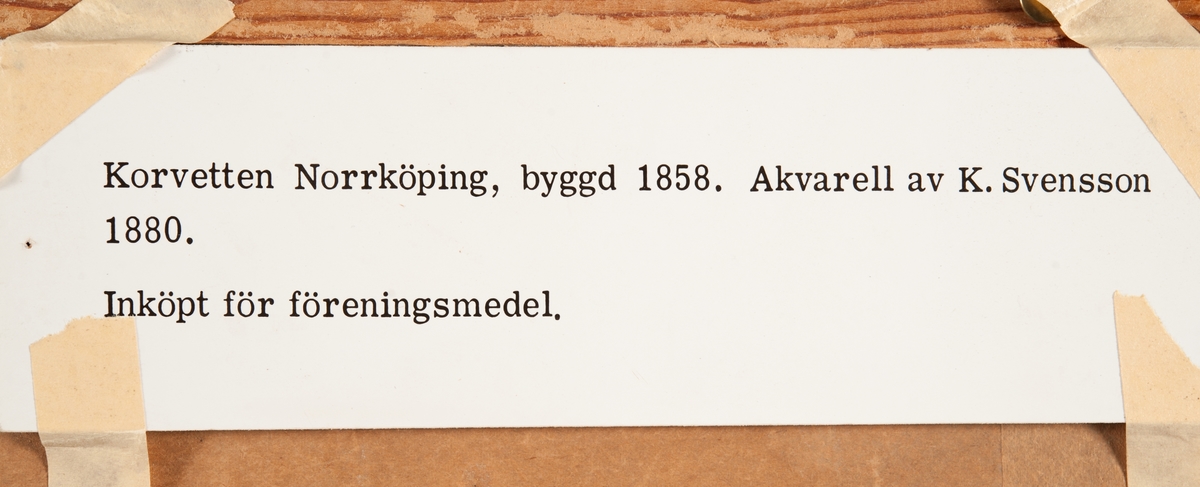 Fregatten af CHAPMAN II, sjösatt 1830. Sedd mot styrbordssidan. Samtliga segel satta. Från bomstocken blåser svenska flaggan med unionsmärket. På stortoppen blåser en blågul vimpel. I bakgrunden kustlinje.