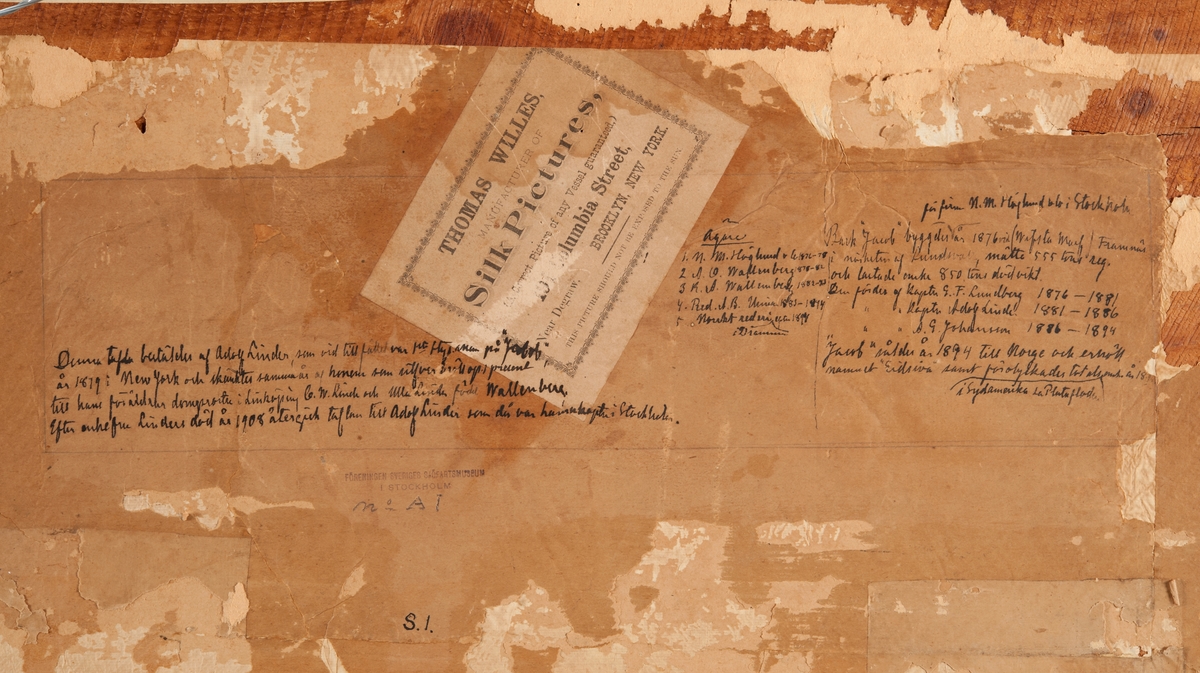 Silkestavla, Silk Picture. Avbildande tremastat barkskepp från babordssida. Till höger lotsbåt med 21 i seglet.