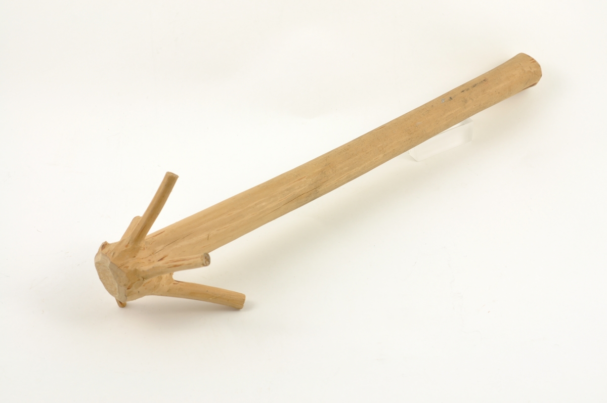 Redskap til å røre med når man koker mat. Laget av en slank trestamme med greinkrans i ene enden. Som oftest laget av gran. Tvaren har fem greiner, med lengde ca. 6 cm. Denne tvaren er ubrukt.