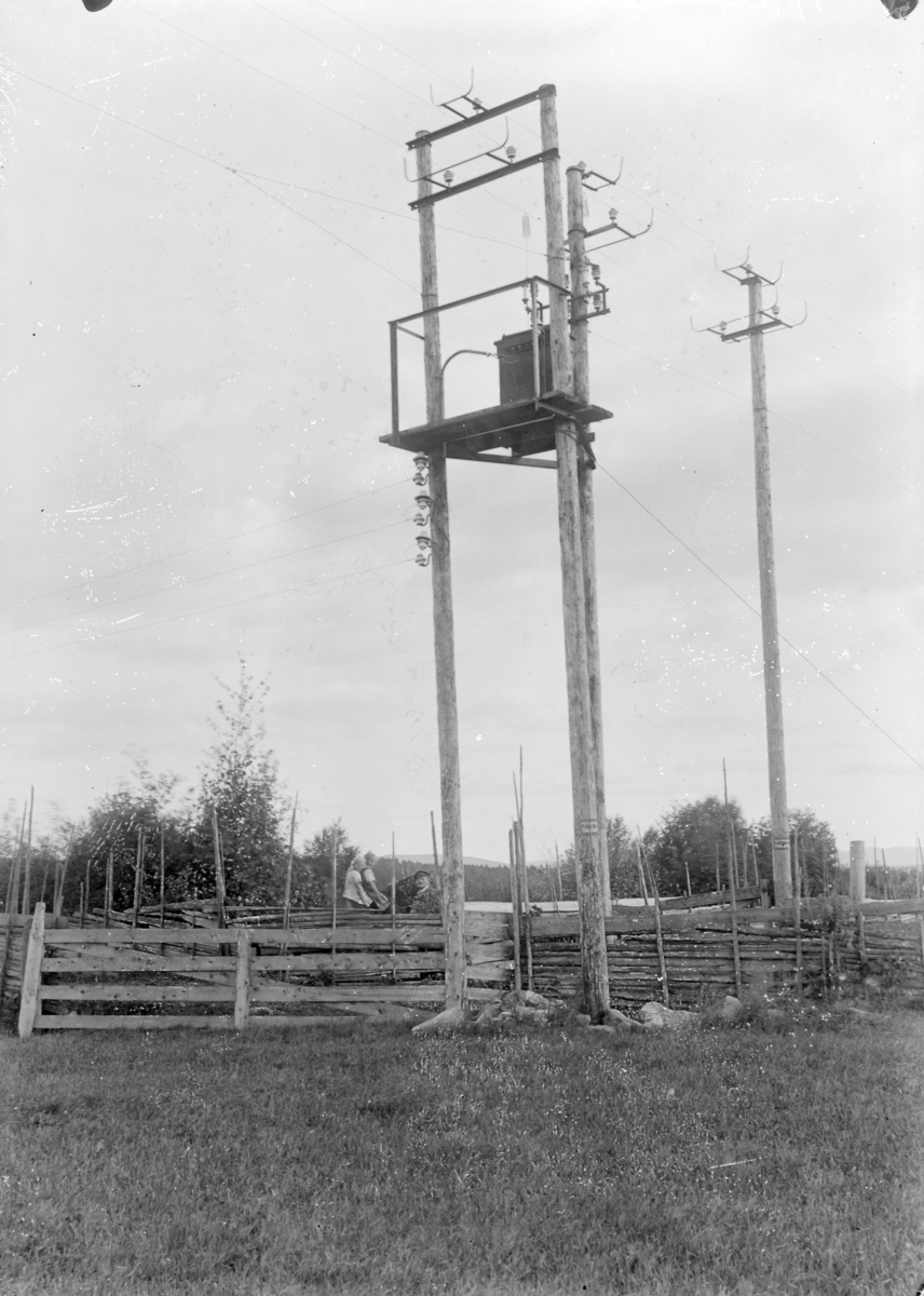 Transformatormast, ledningsmast, Val (?). Skigard. Hamar Vang og Furnes kommunale kraftselskap.