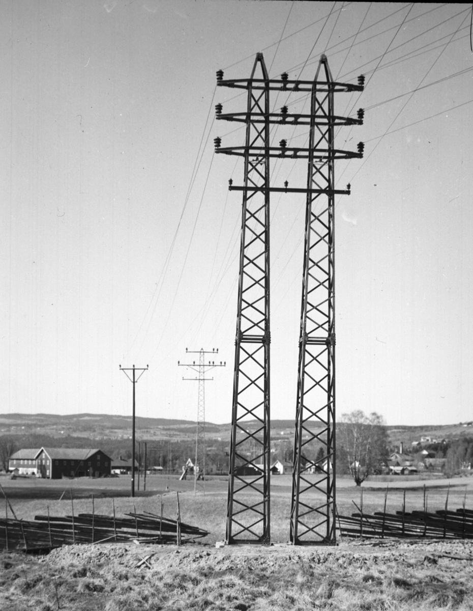 Ledningsmaster, høyspentlinje, Buttekvern, Brumunddal. 35000 volt og 5000 volt. Hamar Vang og Furnes kommunale kraftselskap.