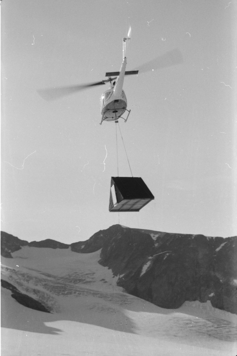 16 Jotunheimen 1973. Hytte ble flyttet fra foran Memurubreene til Gråsubreen og den andre hytta ble flyttet fra østsiden av Hellstugubreen til nunatak oppunder Hellstugutinden