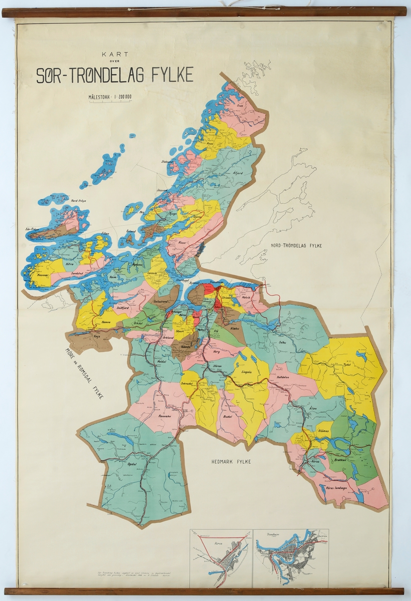 Sør-Trøndelag Fylke med kommuneinndelingen fra 1949. Kommunene er inndelt i fem farger for å gjøre illustrasjonen tydligere. Trondheim by og Røros tettsted har egne utsnitt.