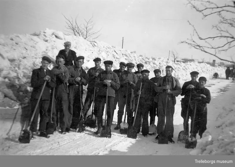 Snövinter under mars månad 1942 i Dalköpinge, 12254 snöbilder från Dalköpinge, snöskottare framför kullarna.