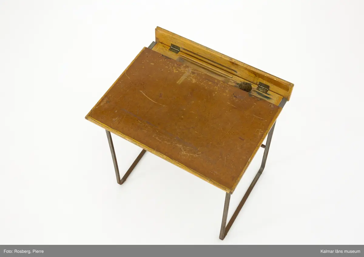 KLM 44156:4 Skolbänk, av trä. Underrede i stål.