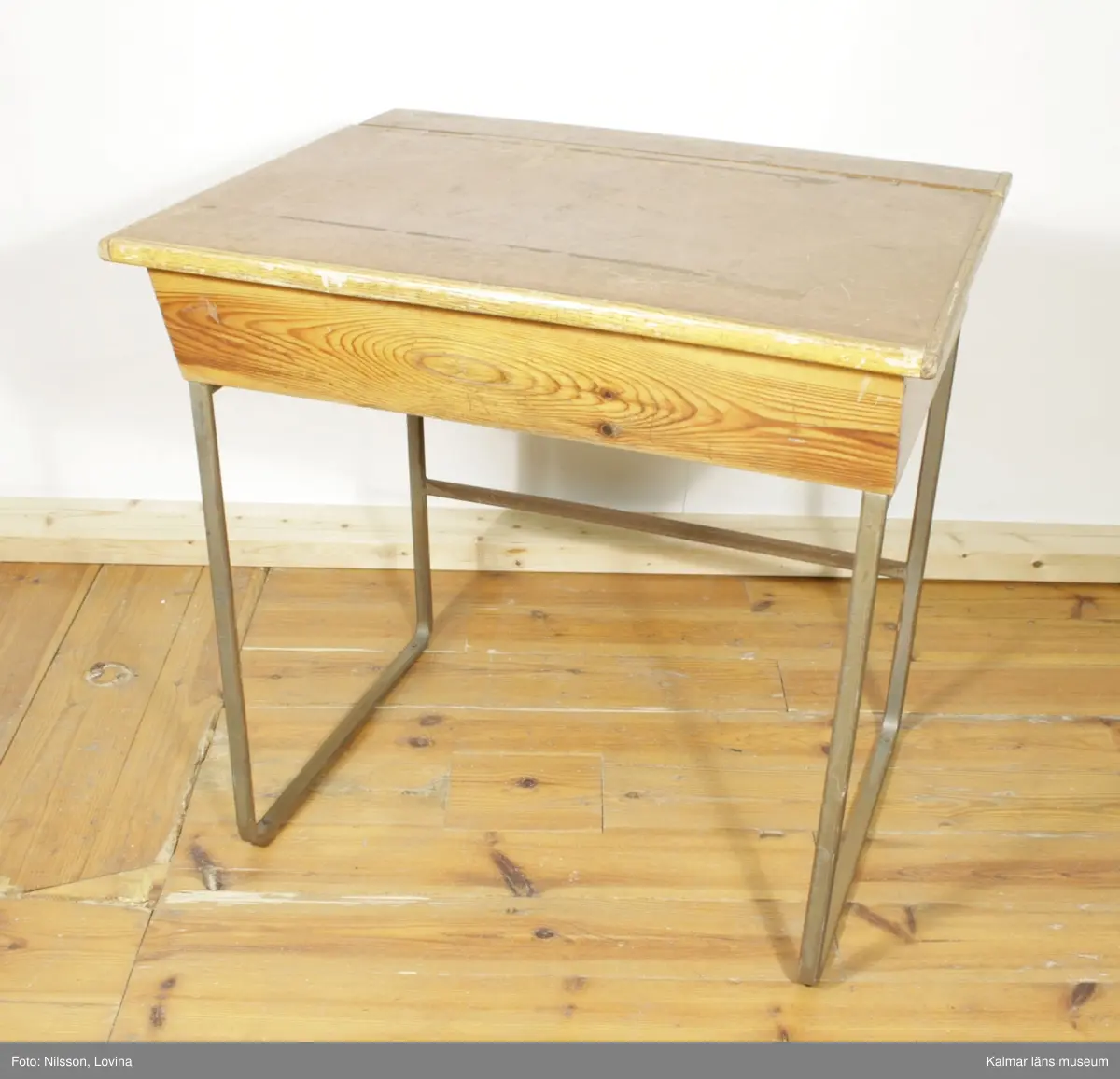 KLM 44156:4 Skolbänk, av trä. Underrede i stål.