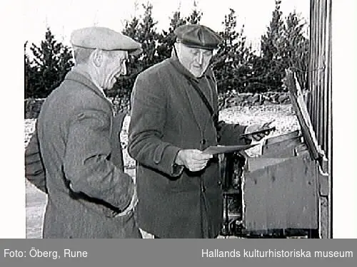 Lantbrevbärare "Posta-Johan" (med väska) och Knut Öberg.