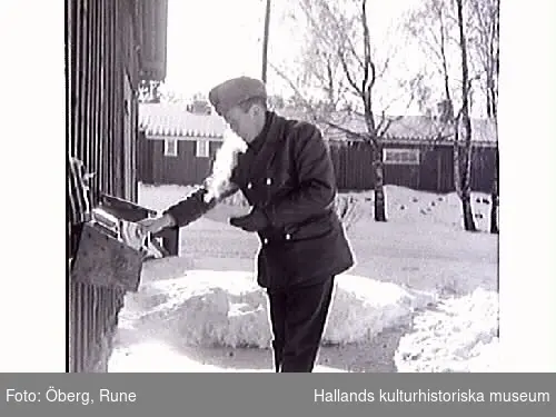 Lantbrevbärare Arne Johansson, Post-Arne, vid brevlådorna.