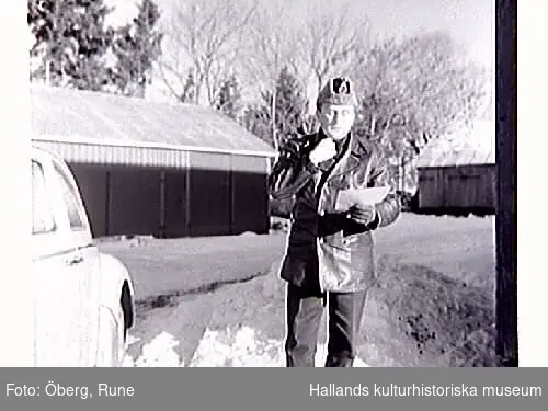 Lantbrevbärare Arne Johansson, Post-Arne, vid brevlådorna.