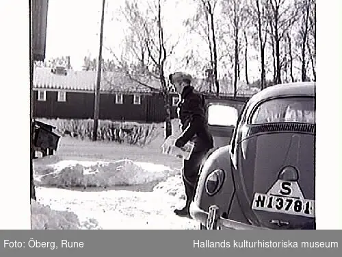 Lantbrevbärare Arne Johansson, Post-Arne, vid brevlådorna.