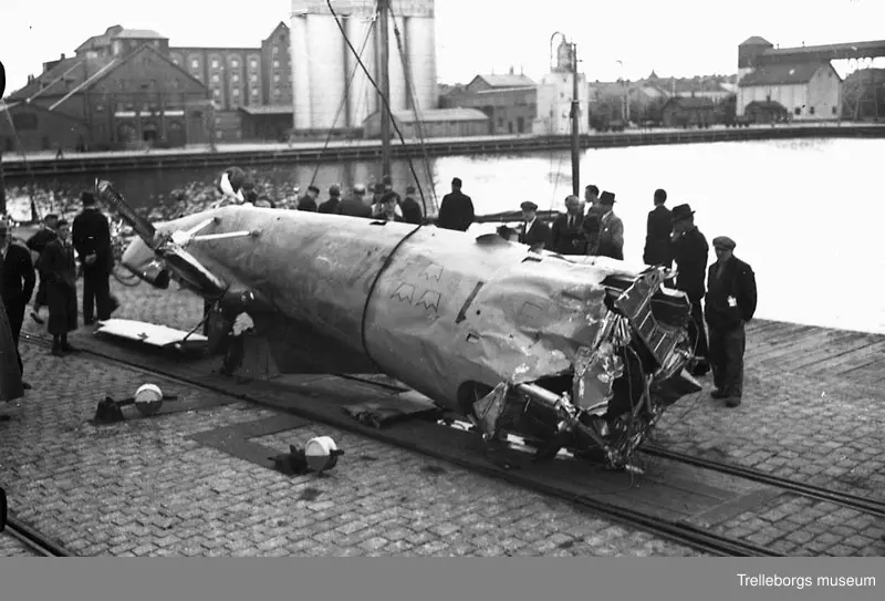 Störtat bombplan, 1938.05.18 B3A 154 (1-24) F1
I Köge Bugt, 22’ S Trelleborg, Haveriet har inträffat under hemflygning från Dessau av ett från Junkers Flugzeug- & Motorenwerke AG inköpt bfpl. Kl. 13,44 har fpl passerat Zingst på en flyghöjd av 120m. Därefter synes flygningen ha skett i moln. Fpl har ur moln störtat lodrätt ned i vattnet framför en fiskebåt. Vid nedslaget har fpl totalt söndrats och besättningen- ff, fs och fsig – omedelbart omkommit. Vid draggningar har ett flertal delar av fpl kunnat bärgas, dock ej den vänstra motorinstallationen, med undantag av NACA-kåpan. Orsaken till haveriet har på grundval av återfunna delar icke kunnat bestämmas. Ledamoten av haverikommissionen – fdir Henry Kjellson – har dock ansett, att primärorsaken till haveriet var att söka i den icke återfunna vänstra motorinstallationen, vilken till följd av obalans i propellern kan ha brutits loss och genom kringflygande delar skadat vingar som ff. *) K G Lillier ff: kn/FFSU, N O Björsell fs: kn/FFSU, G Vernhult fsig: fu, Anm. Ff har genomgått GFU år 1920 samt har innehaft aviatördiplom nummer 205, Fs har genomgått GFU år 1924 samt har innehaft aviatördiplom nummer 276. *) =  I fdir 1 (öv tjkl) Henry Kjellsons efterlämnade papper framgår, att haveriorsaken varit, att ff fått huvudet avhugget av ett brustet propellerblad. För att rekonstruera förloppet sökte och erhöll Henry Kjellson tillstånd att göra experiment på lik i Karolinska Sjukhusets obduktionslokal för att bestämma, huru stor kraft som erfodras för att slå huvudet av en männisaka. negativ 14495 Johnsson.