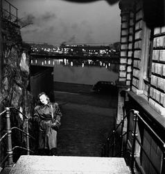 Stockholm. En ung kvinna går uppför trappa i förgrunden. Sta