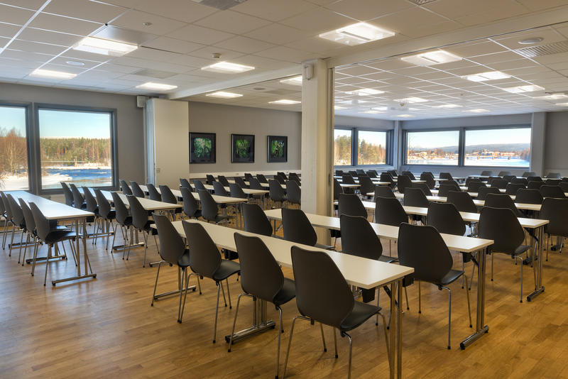 Bildet viser uteleierom med oppstilling av stoler og bord til konferanse