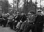 Folksamling, ärkebiskop Erling Eidem och landshövding Sigfrid Linnér på bänken, Uppsala 1937