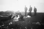 Drottning Victorias bilder. Borgholm på Öland 1903. Torben Grut (arkitekt för Solliden) längst till vänster och kronprinsessan Victoria under avspända former under utflykt i samband med anläggandet av Sollidens slott.