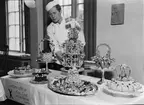 Konditor Arne Lind visar upp sitt gesällprov, Hantverksföreningens festvåning, Nedre Slottsgatan, Uppsala mars 1943