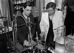 Professor The Svedberg och annan man i laboratorium, Uppsala 1943