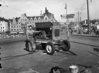 Man med svetsaggregat vid Slussen i Stockholm.