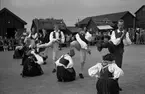 Folkdansuppvisning på friluftsmuseet Disagården, Gamla Uppsala augusti 1948