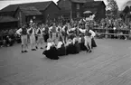 Folkdansuppvisning på friluftsmuseet Disagården, Gamla Uppsala augusti 1948