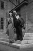 Signe Rooth och Gerhard Rooth utanför Uppsala slott, Uppsala 1948