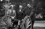 Signe Rooth, Gerhard Rooth och Ellis Edman utanför Uppsala slott, Uppsala 1948