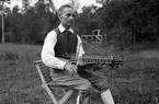 Spelmannen August Bohlin med nyckelharpa vid spelmanstävling i Granebergsparken, Sunnersta, Uppsala augusti 1945