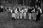 Pristagare vid spelmanstävling i Granebergsparken, Sunnersta, Uppsala augusti 1945