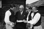 Nils Ålenius med folkdansare på friluftsmuseet Disagården, Gamla Uppsala 1946