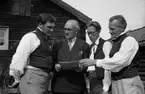 Nils Ålenius med folkdansare på friluftsmuseet Disagården, Gamla Uppsala 1946